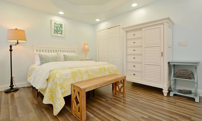 Tropic Cottage | Unique 1 BR Cottage Near the River with Private Patio