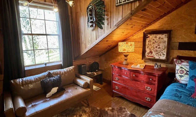 Huntsville House | Unique art house just 1 block off the town square!