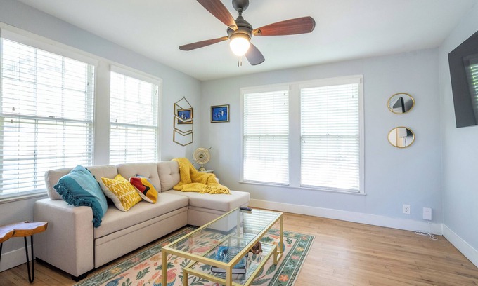 Dawson House | Unique, Artsy Bungalow, Walk to South Congress. Pet Friendly!