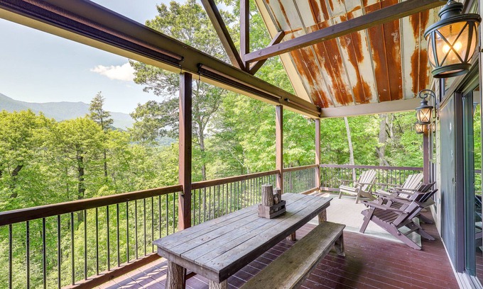 Burnsville Cottage | Unique Burnsville Home w/Mountain Views + Deck!