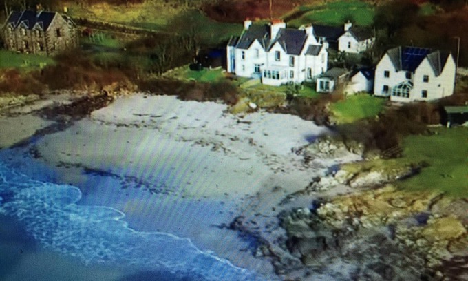 Laphroaig House | Unique house in an idyllic situation on a beach