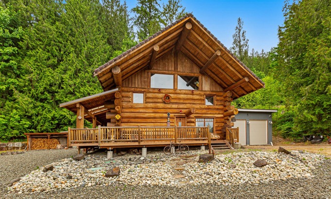 Carnation House | Unique mountain view log home with a wood stove, balcony, patio, & board games