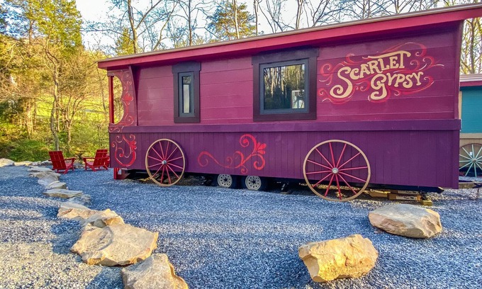 Goldbond Cottage | Unique Scarlet Gypsy at Four Fillies Lodge