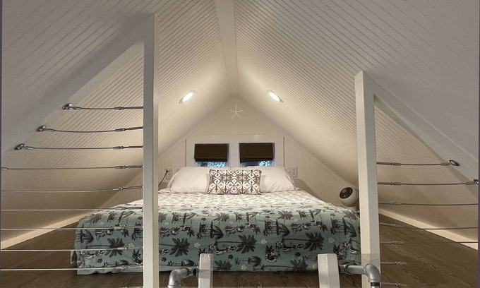 Old Village Cottage | Unique Zen Tiny House 2 mi to Beach ~ Free Bikes! Minutes to Historic Charleston