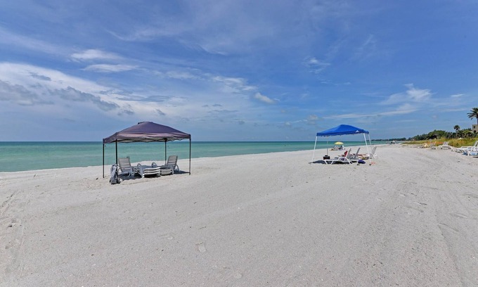Longboat Key Condo | Unit #218 Sand Cay Beach Resort Gulf Front
