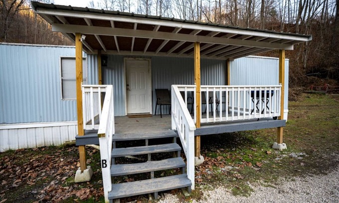 Newtown House | Unit B: 20 Sec Ride to Trails, Sleeps 10. King
