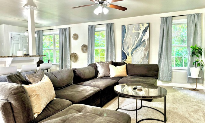 Davis Lake - Eastfield House | University City 4BR Retreat: Style & Space for 10