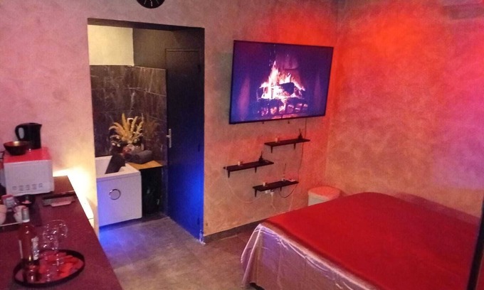 Gorge de Loup Apartment | Unusual love cocoon with jacuzzi in the heart of the city love room incredible night