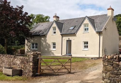 Cappoquin House | Unwind at Hilltop Farm Cottage with Valley Views
