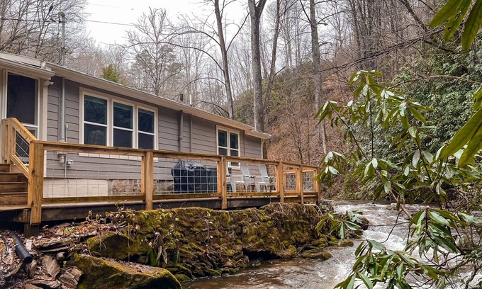 Cherokee Cabin | "UNWIND BY THE WATER'S EDGE" Beautiful 2/1 Cabin w/Hot Tub on Roaring Creek!