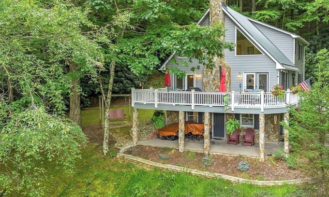 West Jefferson Ski Chalet | Unwind, Explore, Repeat - This Fall @ The 19th Hole