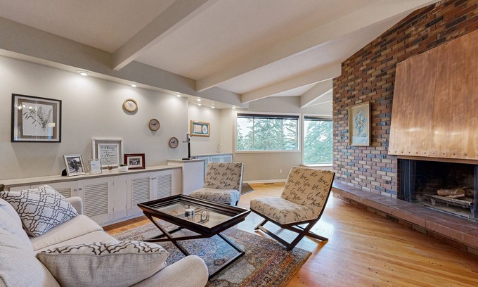 Salem House | Unwind with Stunning Views and Luxurious Comfort, Including AC & W/D