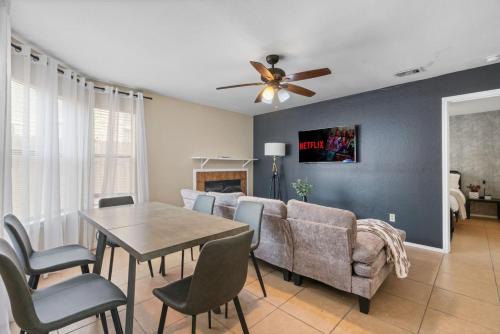 McNeil House | Up to 6 Guests - Stylish Retreat