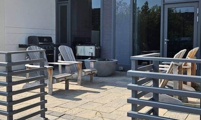 Richmond Hill House | Up-town, Two-Story loft