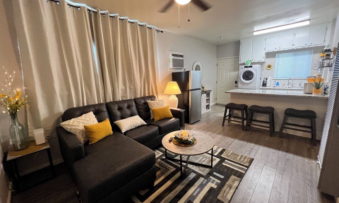 Hanford House | Updated 1 bedroom near shopping and restaurants