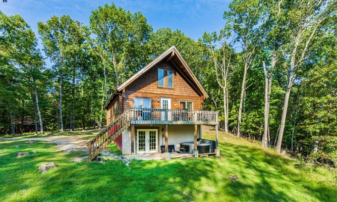 Berkeley Springs Cabin | Updated Chalet w/Hot Tub, Fire Pit, Deck, & WiFi
