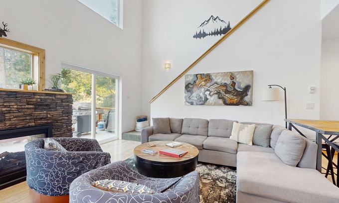 Leavenworth House | Updated dog-Friendly home with private hot tub, views & WiFi