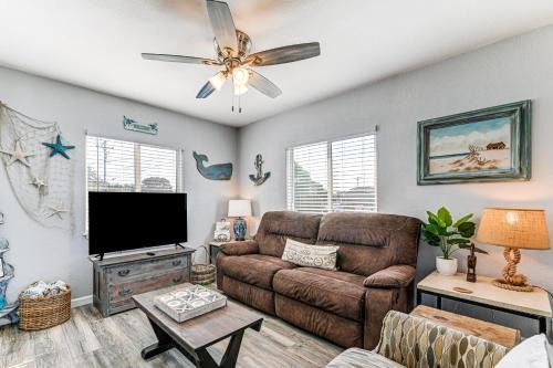 Crescent City North House | Updated Home 2 Mi to Beach in Crescent City!