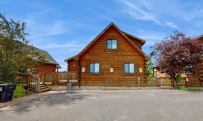 Warrens House | Upper-Level duplex, adventure retreat with fire pit, AC, patio & WIFI