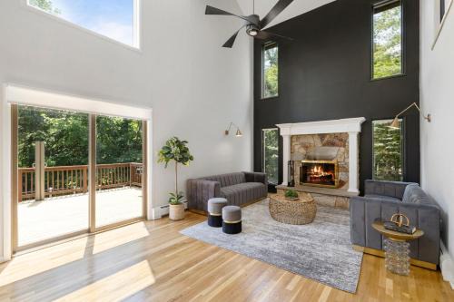 Airmont Apartment | Upper Saddle River Resort w Pool, Hot Tub & Lake