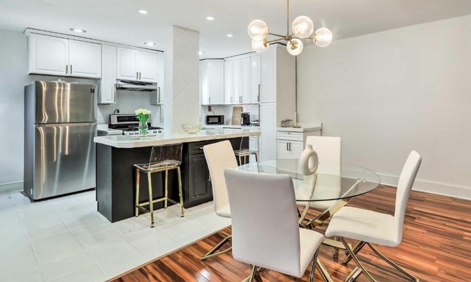 North Philadelphia House | Upscale and Chic Philly Abode about 8 Mi to Dtwn!