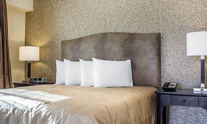 Cibola Vista Resort | UpScale Resort with Outdoor Heated Pool with a waterslide and a poolside bar, tennis court and gym