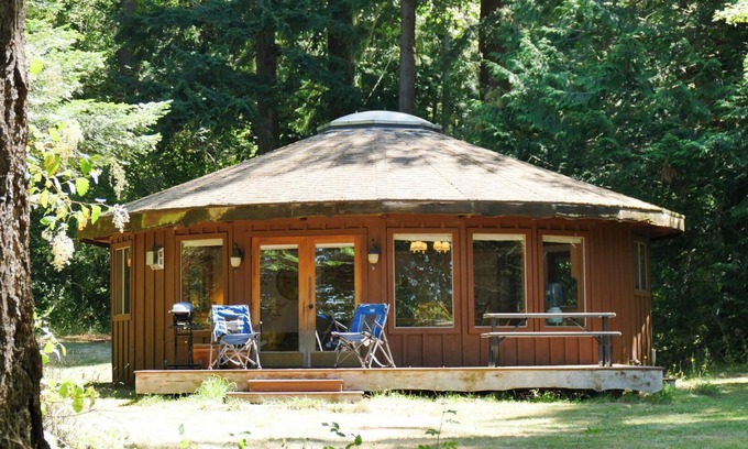 Lummi Island Cabin | Upscale Yurt/Pet Friendly/Full Kitchen/Bath w/Sauna/FP/TV/Internet/Beds for 4