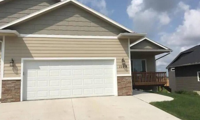 Sioux Falls Apartment | Upstairs of a newer ranch style home. Owner resides in locked off basement.
