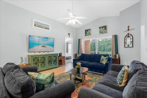 Sandy Ridge House | Upstay - Bungalow w Private Pool Hot Tub Lake View