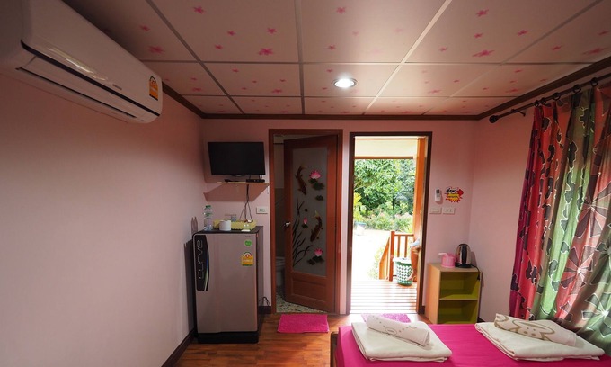 Lan Saka Hotel | Urawadee Homestay Khiri Wong