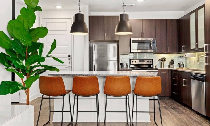 Barton Heights Apartment | Urban Loft 2BR Downtown Lake · Pool, Gym · Garage