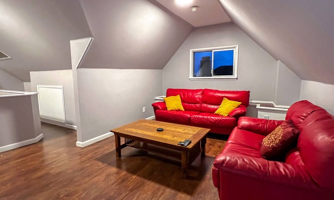 Hilltop Apartment | Urban Mountain View Apartment