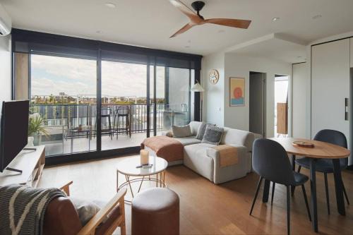 Brunswick East Apartment | Urban Rendezvous - Where Productivity Meets Play