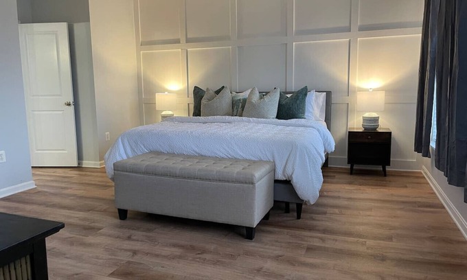 Lakeview House | UrbanHaven - 2BD/2.5BA City/Suburb Living