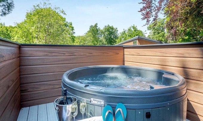 Bethesda House | V28 - The Lookout with Hot Tub