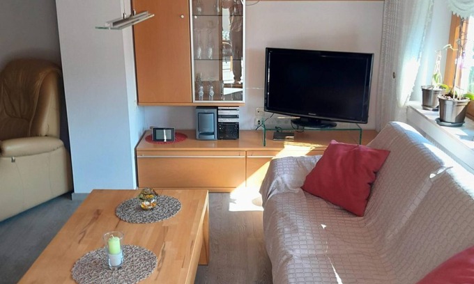 Altenkirchen Apartment | Vacation apartment with spacious sunbathing lawn - Ferienwohnung Hombitz