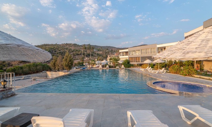 Milas Apartment | Vacation Flat w Pool and Garden in Milas