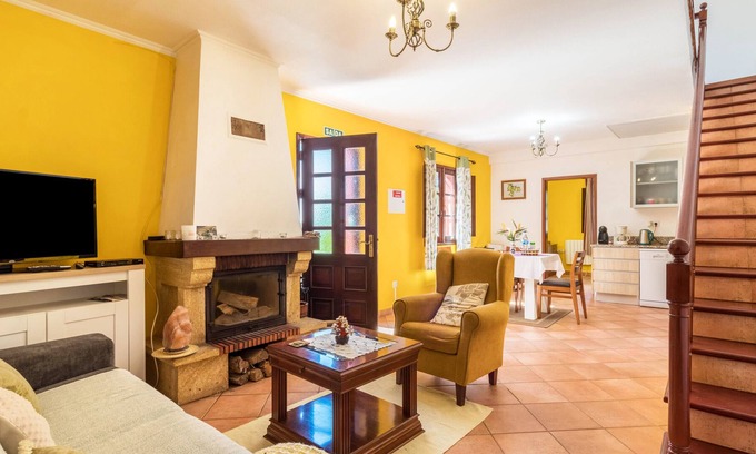 Camacha House | Vacation Home "Casa Lima" with Mountain View, Private Terrace & Wi-Fi