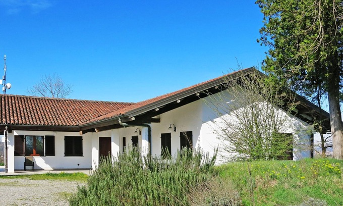 Azzano d'Asti House | Vacation home Elena by Interhome