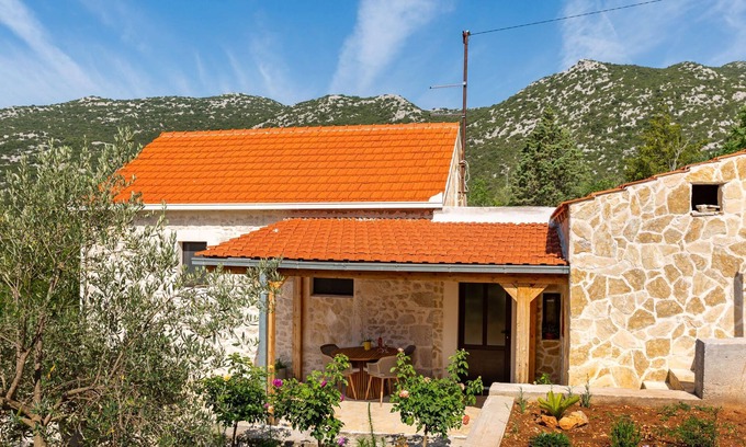 Ploce House | Vacation home Mare by Interhome