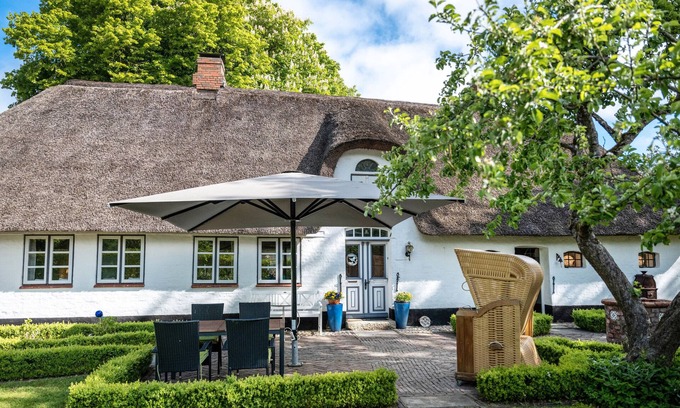 Stadum House | Vacation home 'Poppenstuuv', idyllic baroque fairytale garden, sauna, parking, Wi-Fi