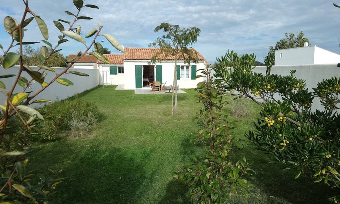 Ars-en-Re House | Vacation home with garden close to port and market