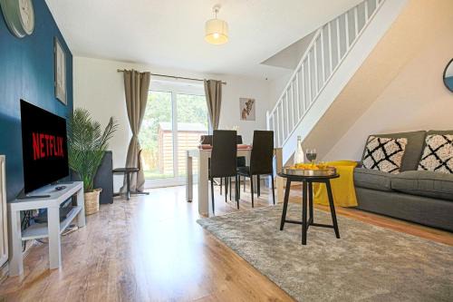 Milton Keynes House | Valens House - 7 minutes drive to City Centre - Free Parking, Fast Wifi, Smart TV with SkyTV and Netflix by Yoko Property