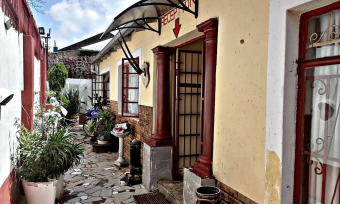 Bezuidenhout Valley House | Valley Center Guest House