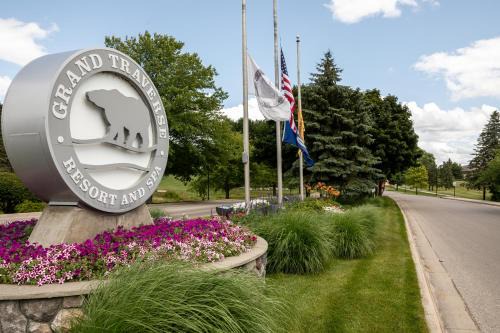 Acme House | Valleyway Getaway Golf AC 2 Beds + Baths