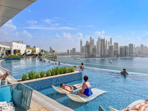 Palm Jumeirah Apartment | VayK - Modern Studio with Beach Access