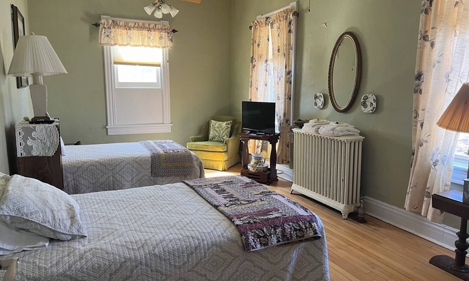 Tower Bed & Breakfast | Vermilion Park Inn, #10 British Garden Room (2nd floor)