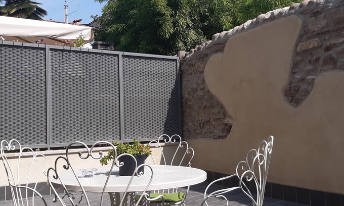 San Zeno Apartment | Verona center, apartment with exclusive courtyard, ancient room and Wi Fi