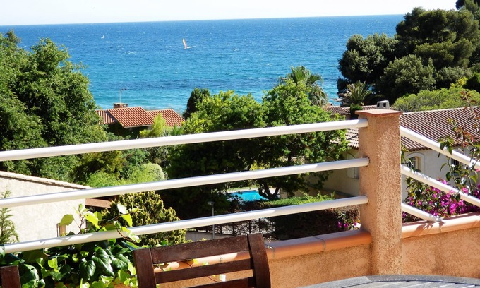 Le Pradet Villa | Very beautiful Provencal villa in a quiet setting, with sea view and outdoor heated swimming pool