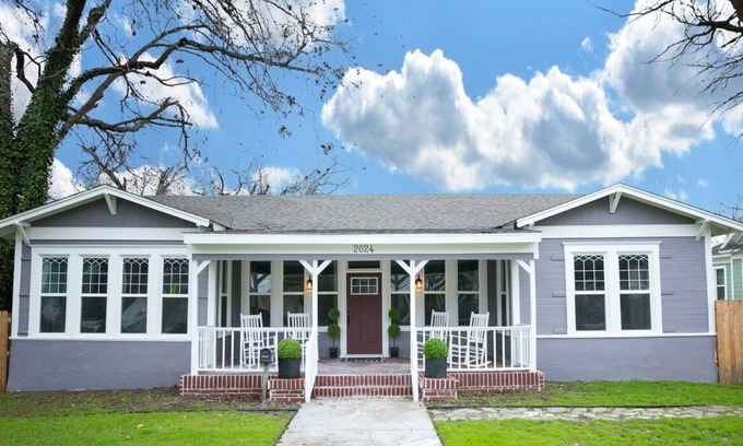 Austin Ave. House | Vesper Violet House - Hot Tub - Uptown District